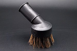 Lura dust brush